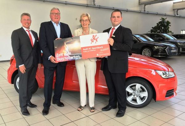 Helga Bullmann gewinnt Audi A1 Sportback in der Lotterie Sparen+Gewinnen